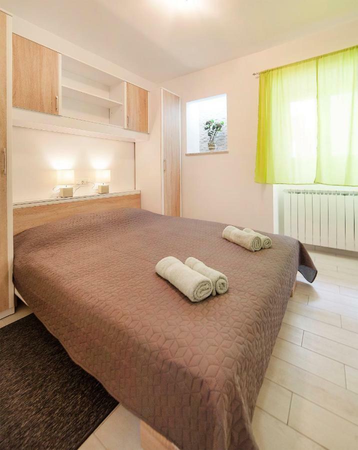 Apartmani Sandra Rovini Moscenice Buitenkant foto
