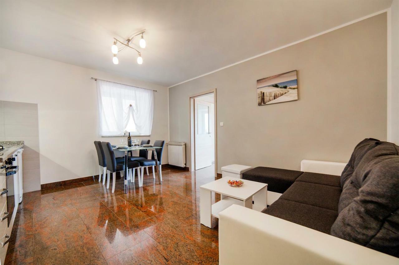 Apartmani Sandra Rovini Moscenice Buitenkant foto