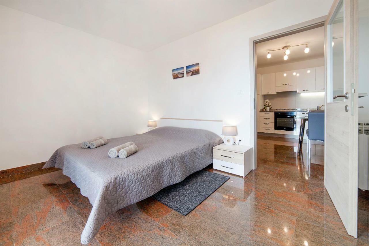 Apartmani Sandra Rovini Moscenice Buitenkant foto