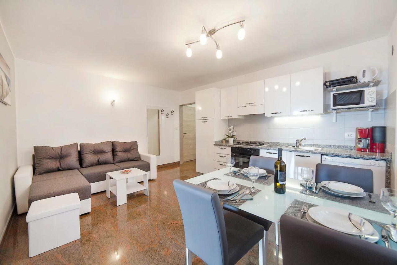 Apartmani Sandra Rovini Moscenice Buitenkant foto